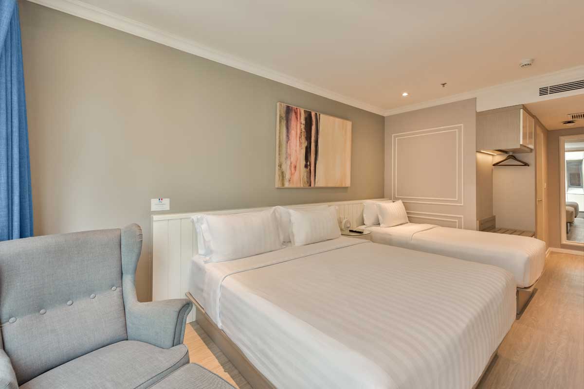 Deluxe triple room with three single beds