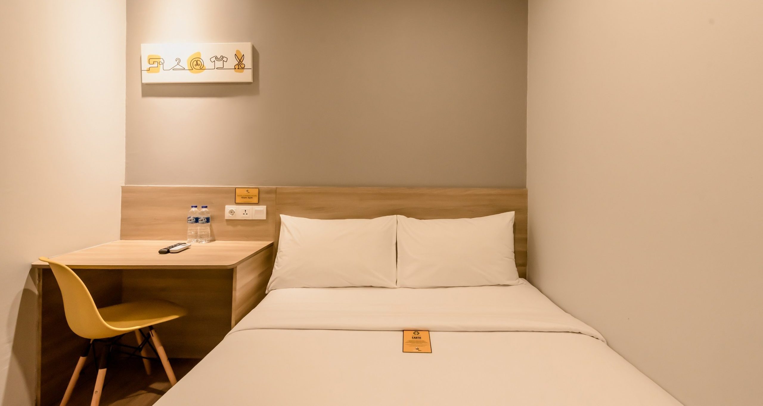 Modern Superior Queen room at Yellow Bee Tanah Abang
