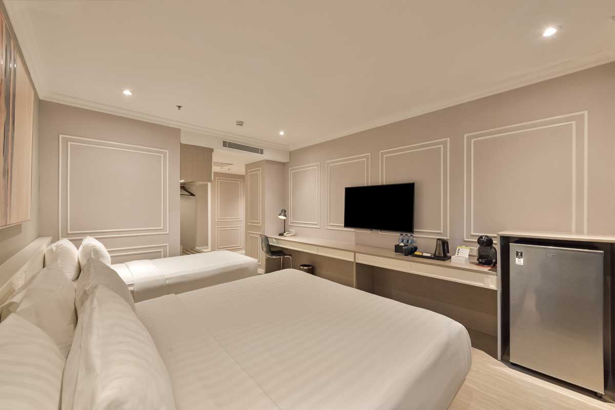 Modern deluxe triple room with three single beds