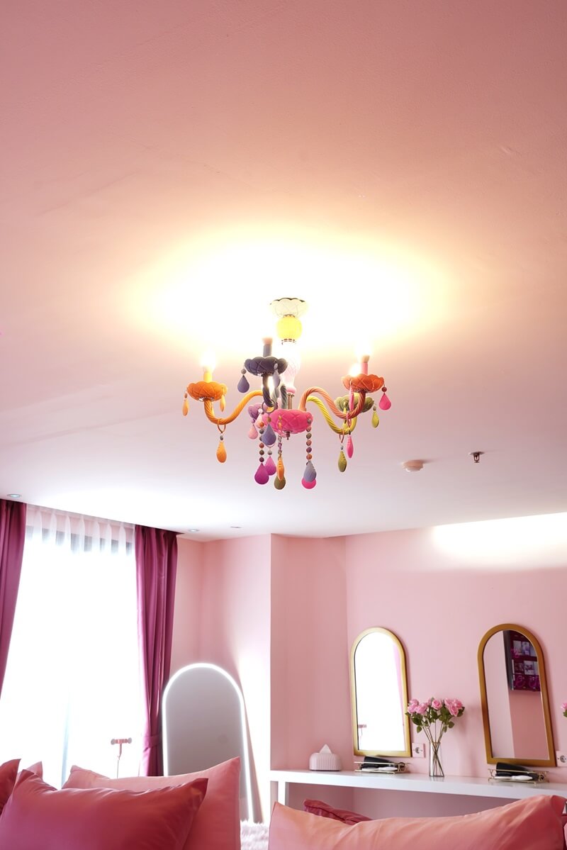 A bright and elegant hotel bridal room with a mirror