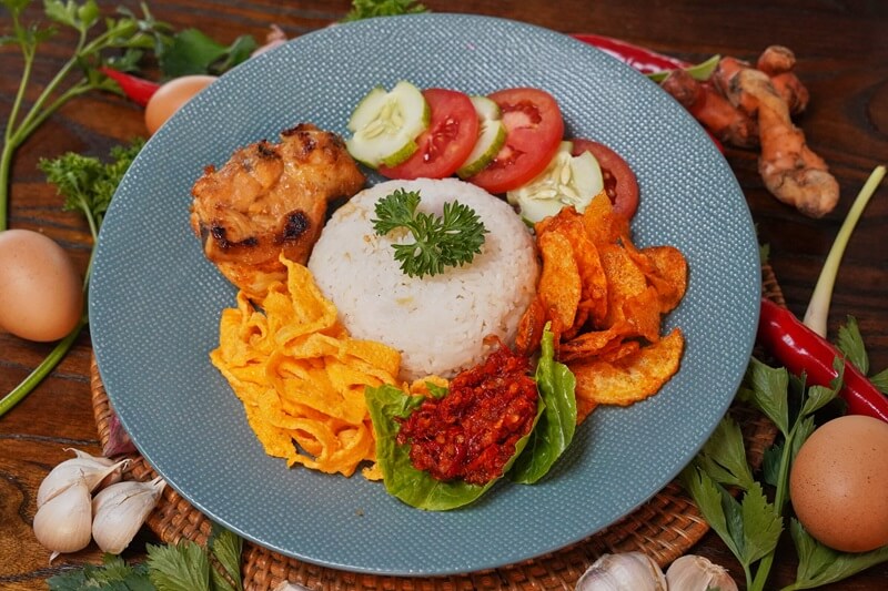 A plate of Nasi Uduk Eyang YB2 with chicken and egg