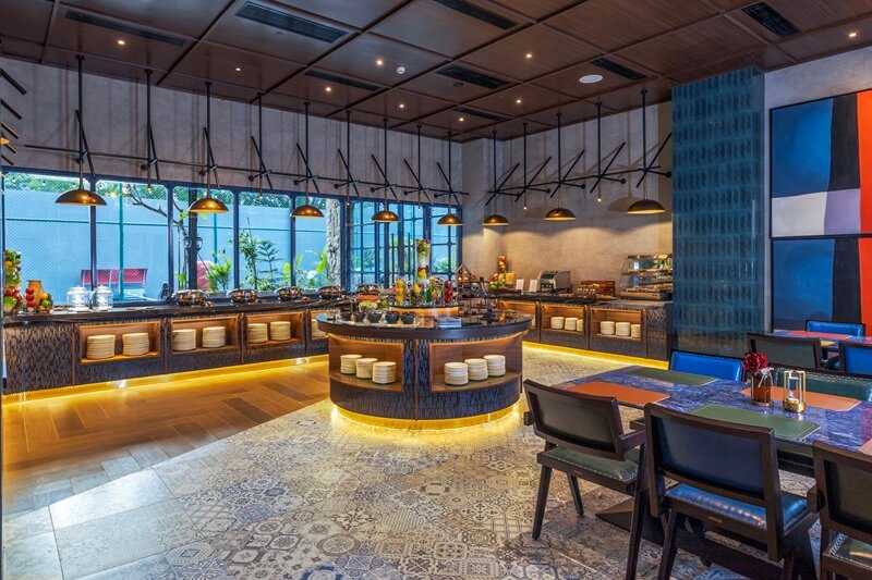 Modern hotel restoran dining area with set tables