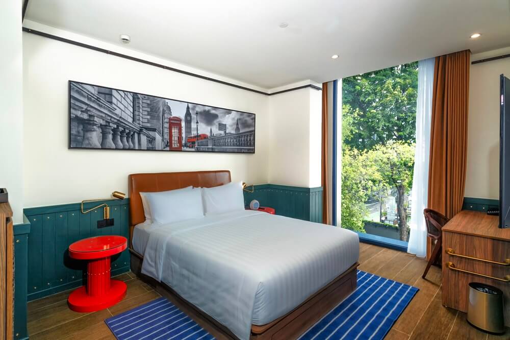 A deluxe double hotel room with modern decor