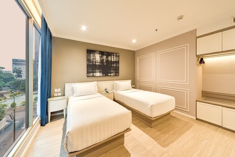 A modern deluxe twin room with two beds