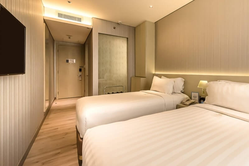 A modern deluxe twin hotel room with two beds