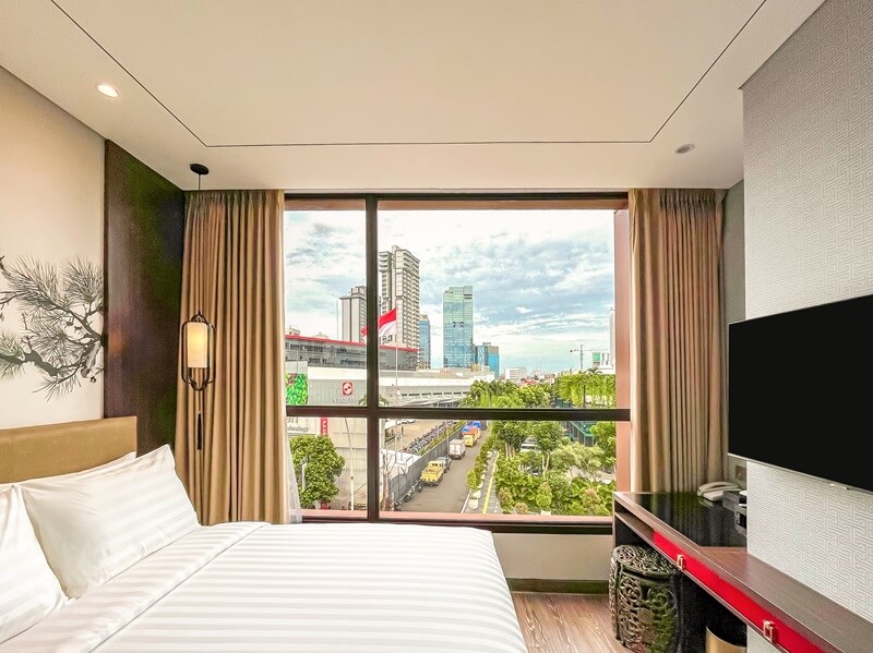 Deluxe View Double room with two beds and a large window