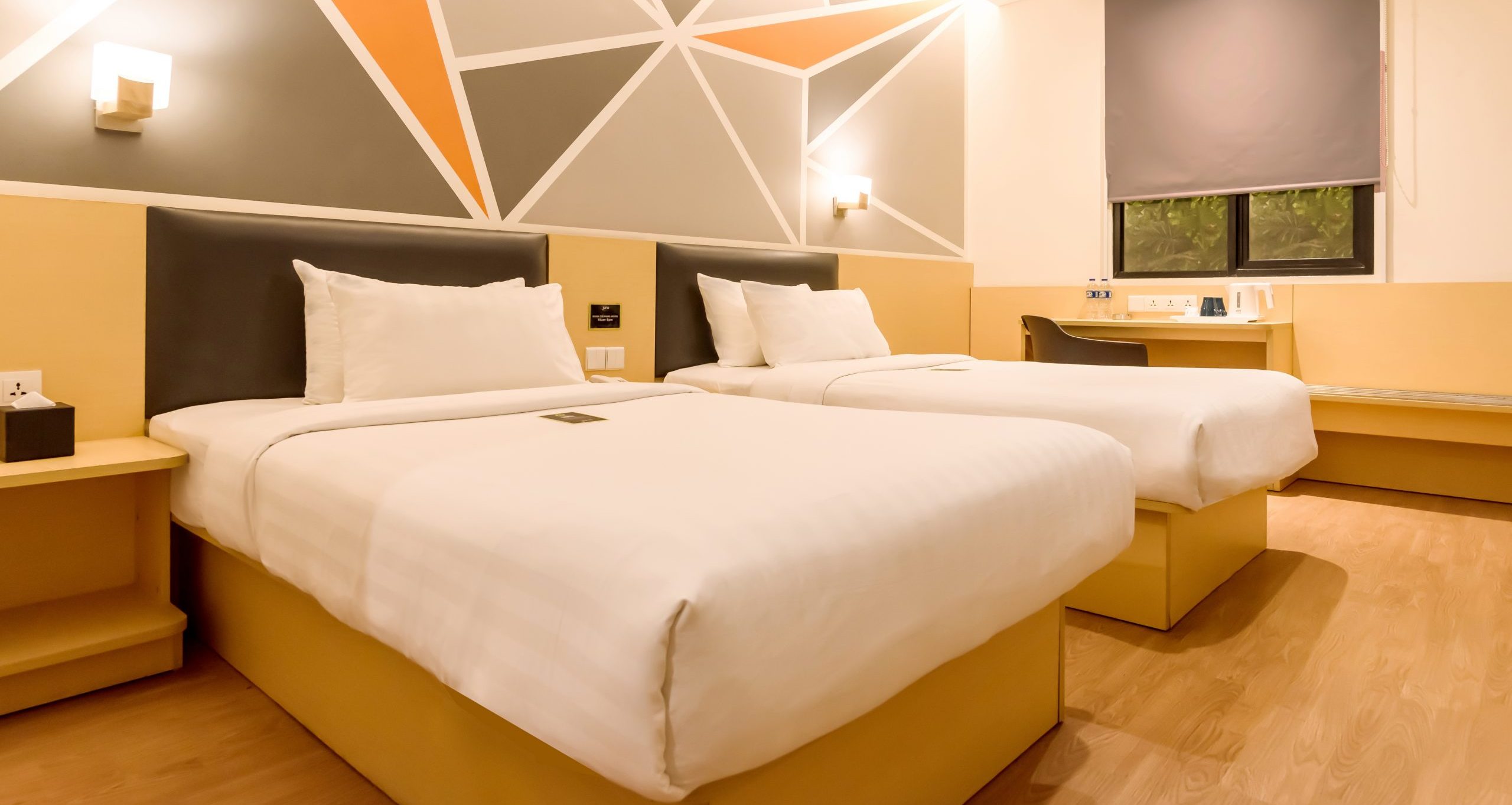 Juno Jatinegara hotel's modern Superior Twin room