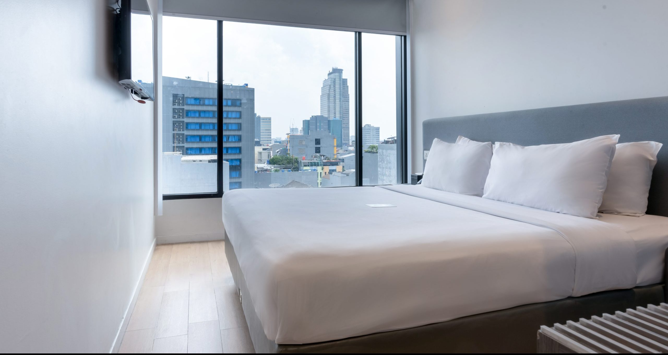 Modern Deluxe Queen bedroom at Juno Tanah Abang