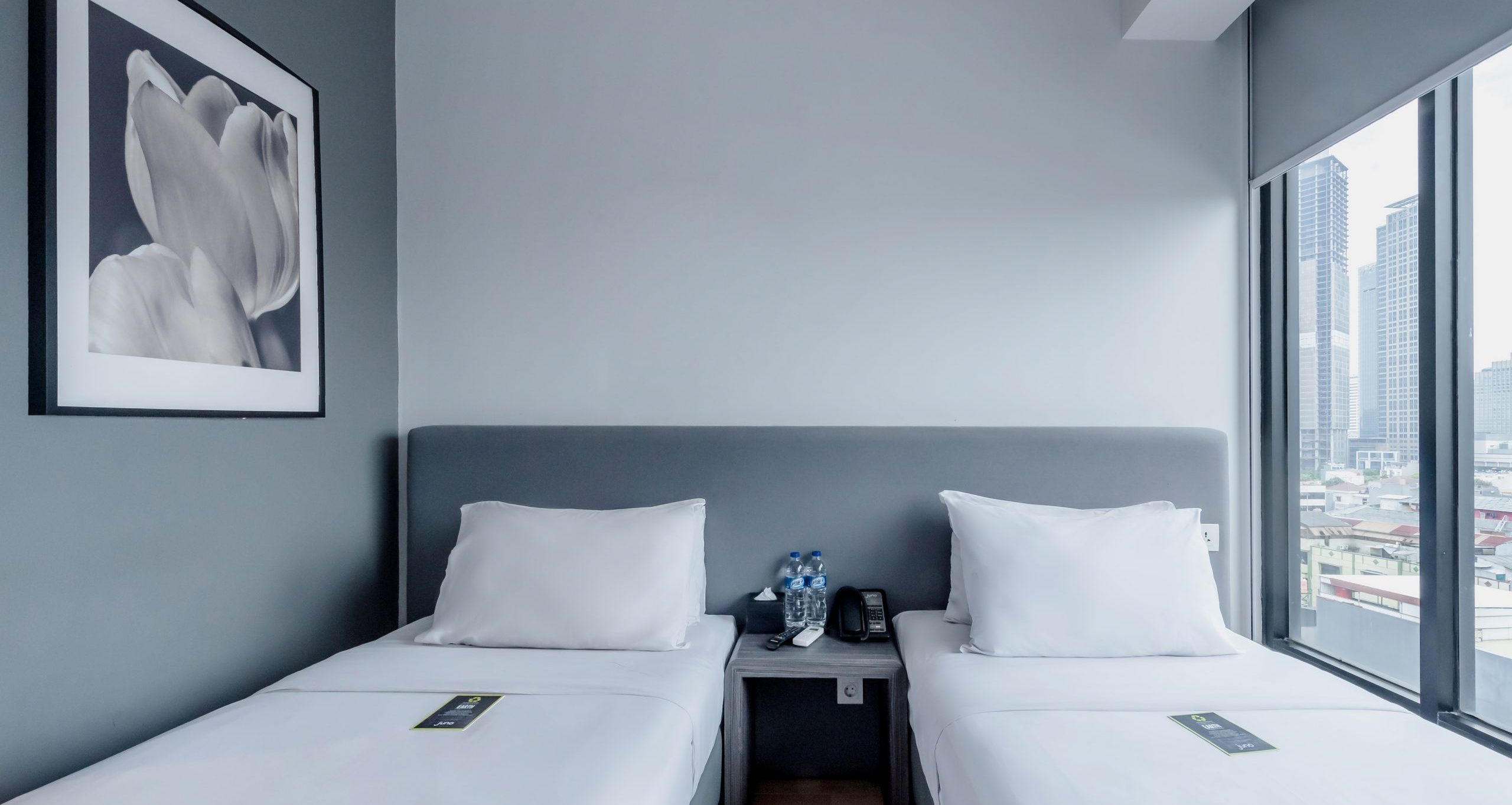 Juno Tanah Abang deluxe twin room with city view