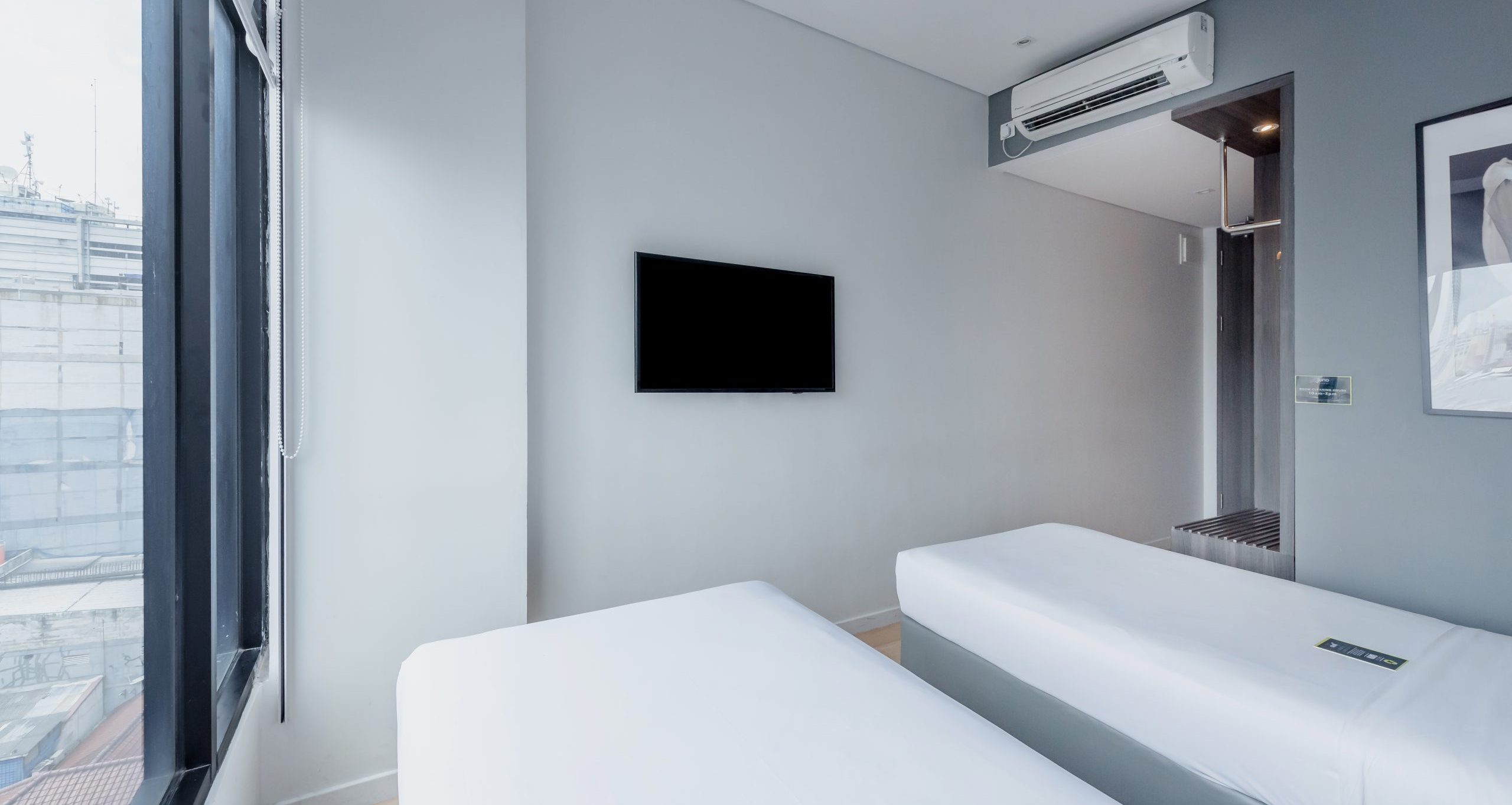 Juno Tanah Abang deluxe twin room with two single beds