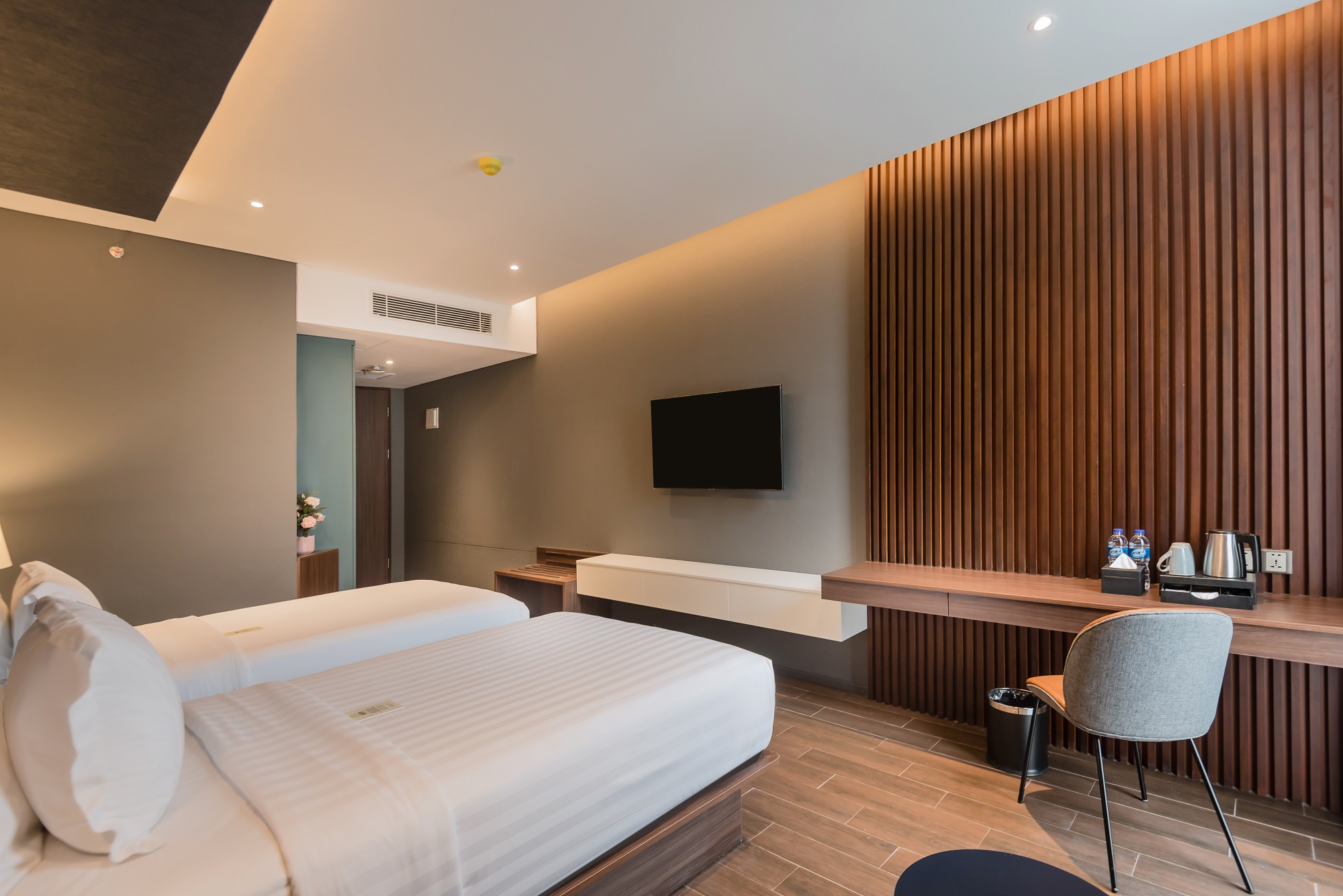 Superior twin hotel room with two beds and a window