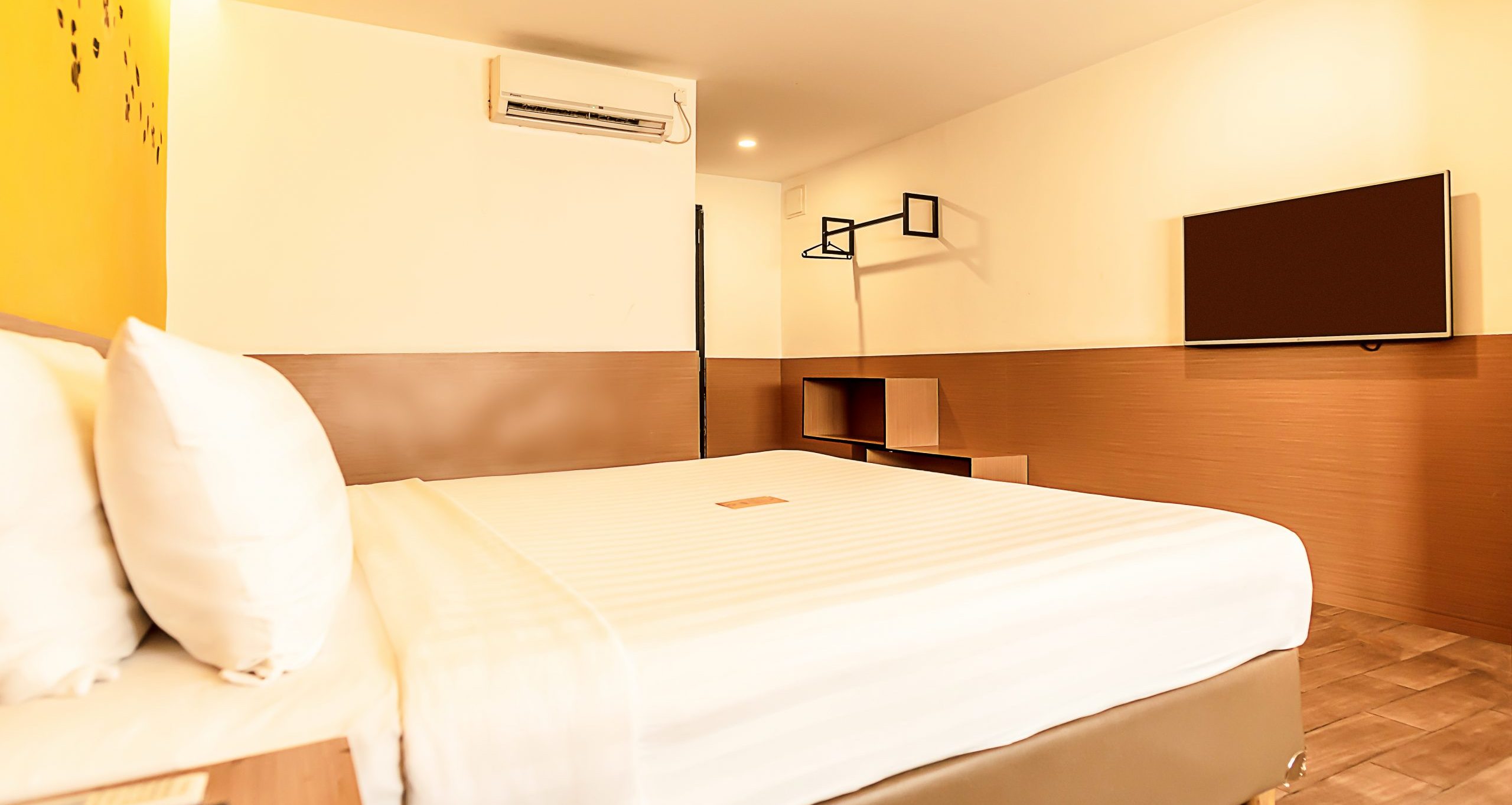 Superior King room at Yellow Bee Tangerang