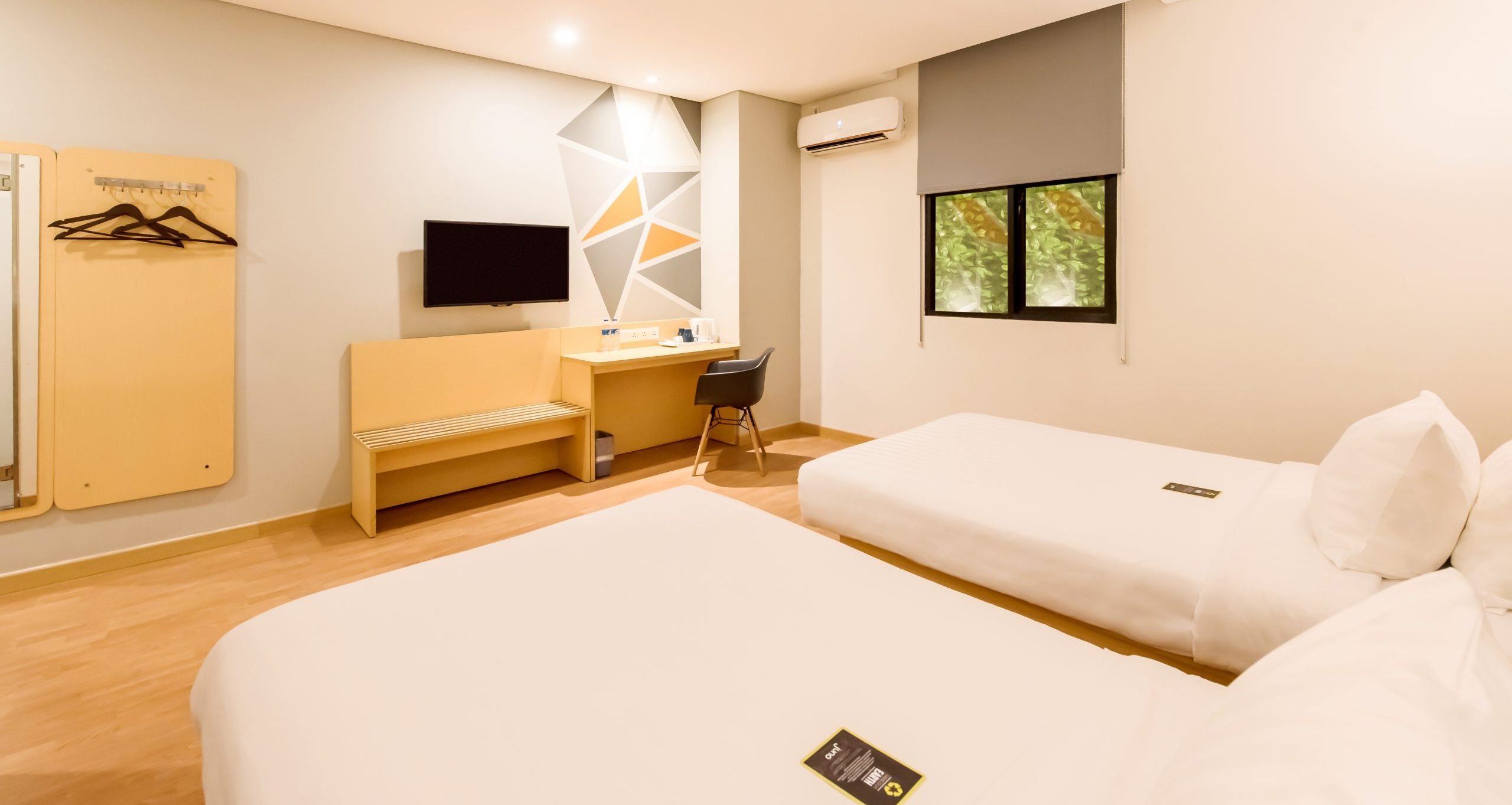 Modern superior twin room at Juno Jatinegara