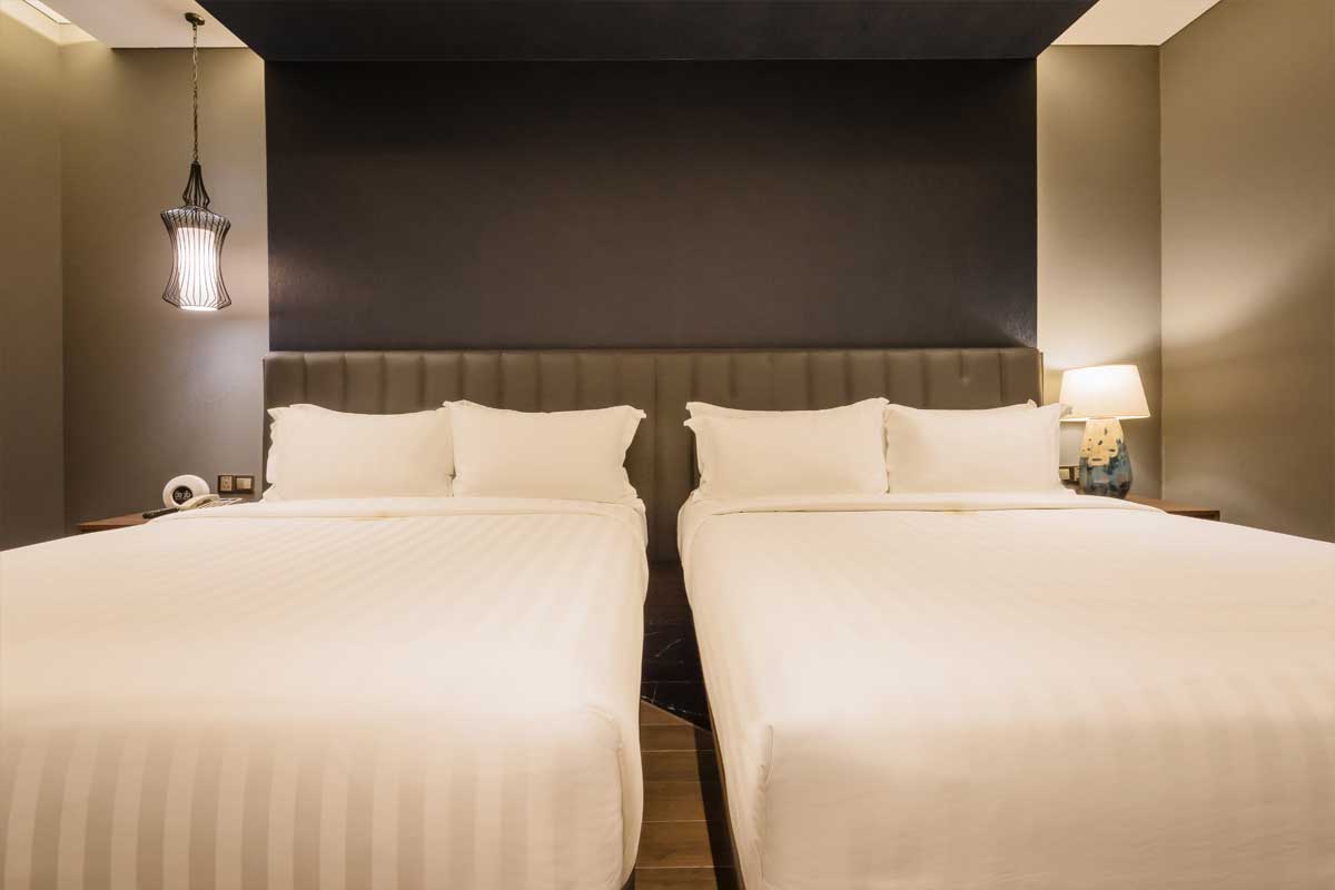Modern deluxe triple room with three single beds