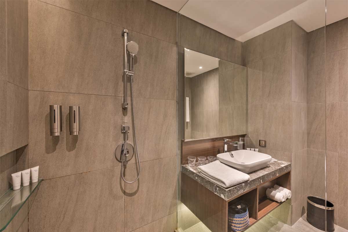 Ashley Hotel deluxe triple room with two beds