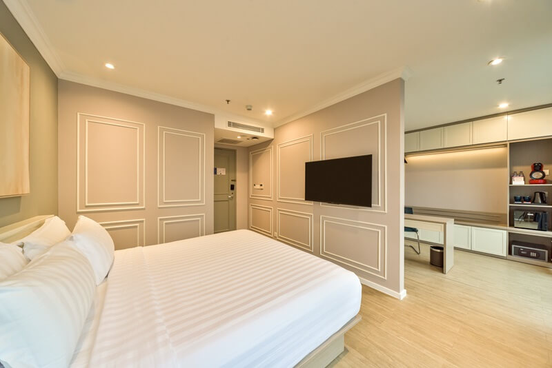 Grand executive double room with two beds and a city view
