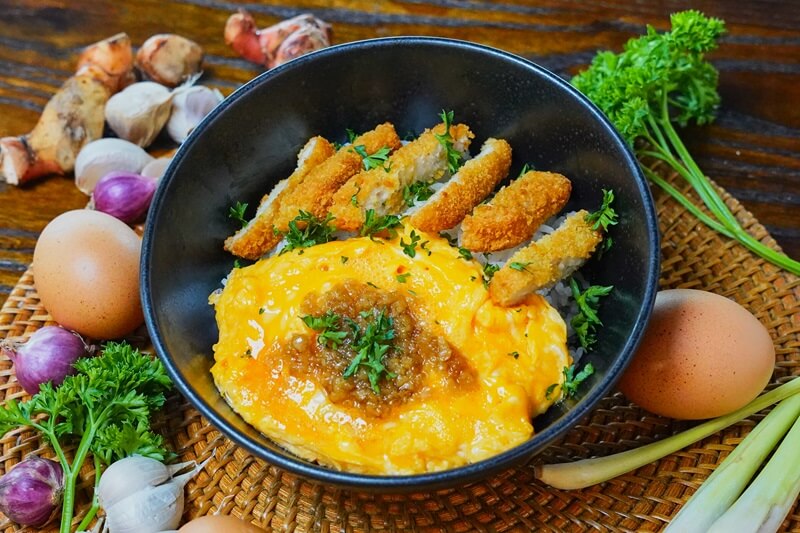 A bowl of Nasi Nugget Telur Omahmi