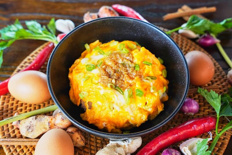 Nasi Telur Omahmi with a sunny-side-up egg