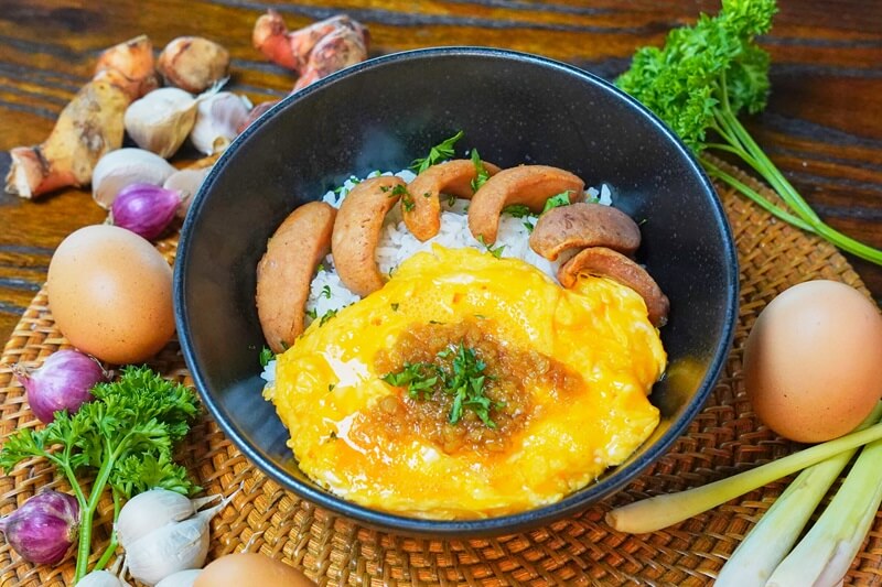 Nasi Telur Sosis Omahmi on a white plate