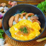 Nasi Telur Sosis Omahmi in a white bowl