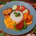 A plate of Nasi Uduk Eyang with fried chicken