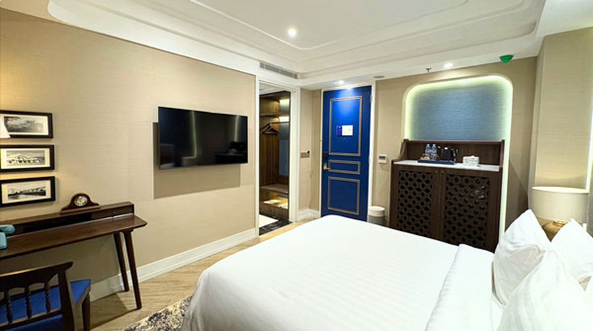 Newair superior queen hotel room interior view