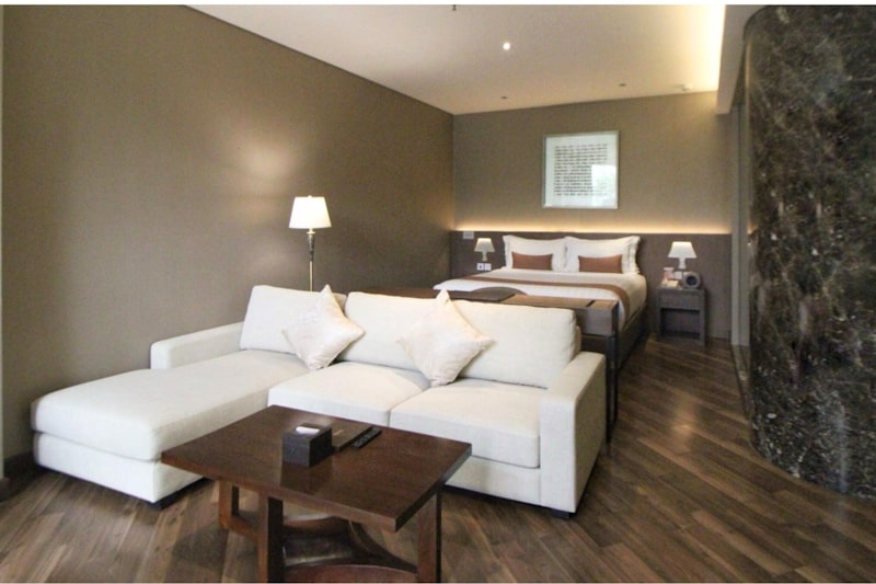 A modern and bright hotel bedroom, room10