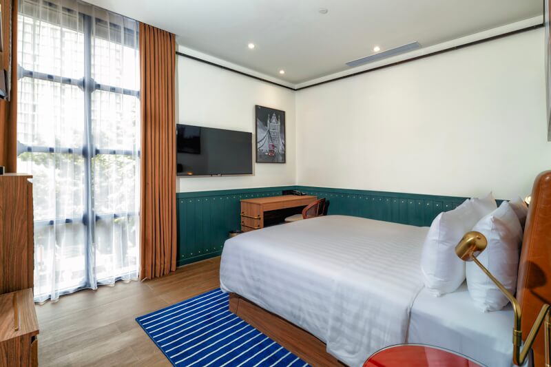 Modern hotel room4 with a bed and a city view