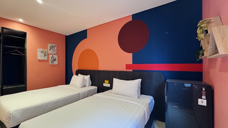 A modern superior twin room with two single beds