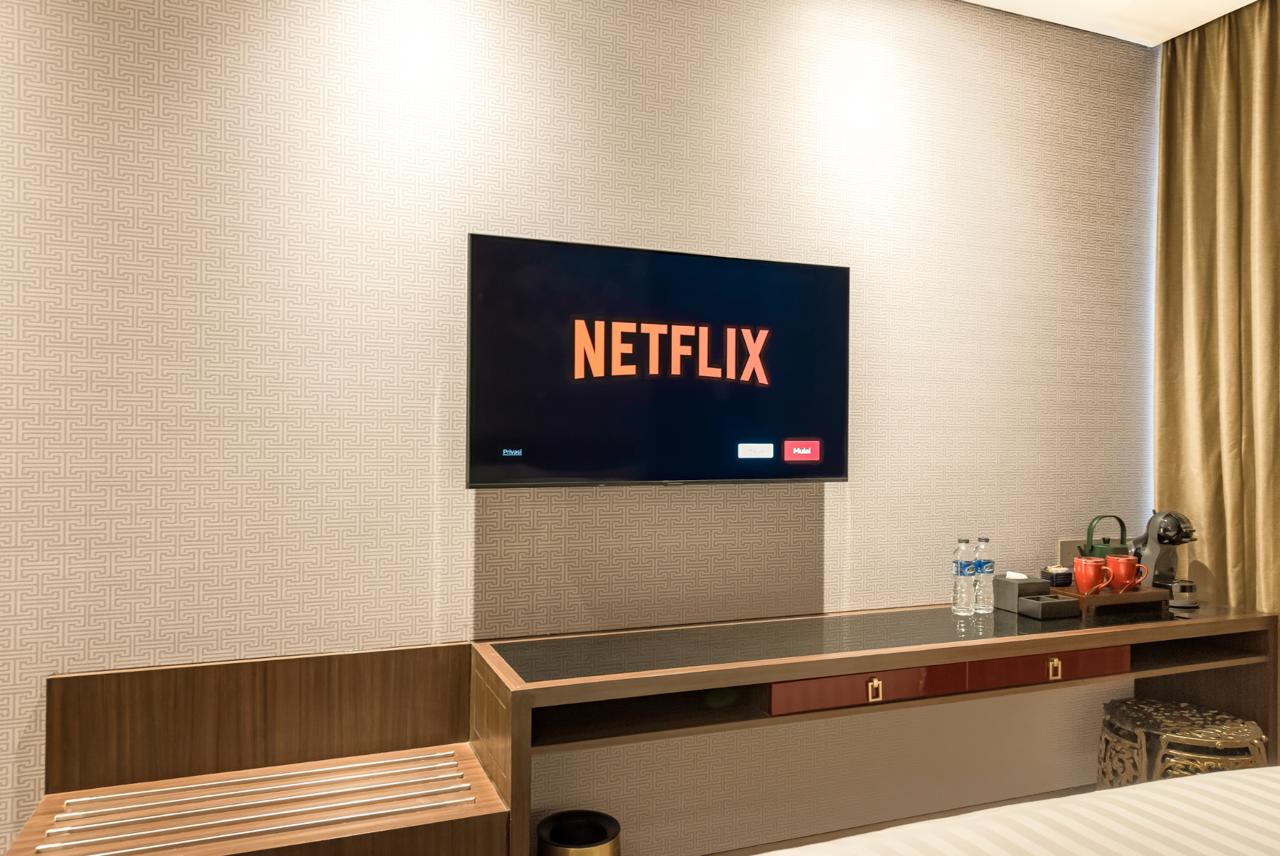Executive Double Ashley Tang room with Netflix logo on TV
