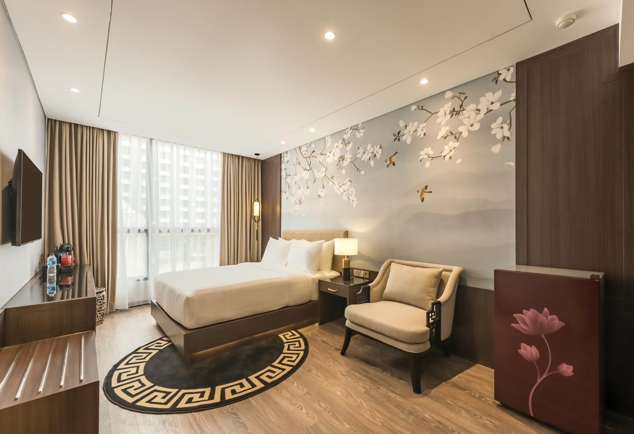 Ashley Tang Executive Double room with blossom mural