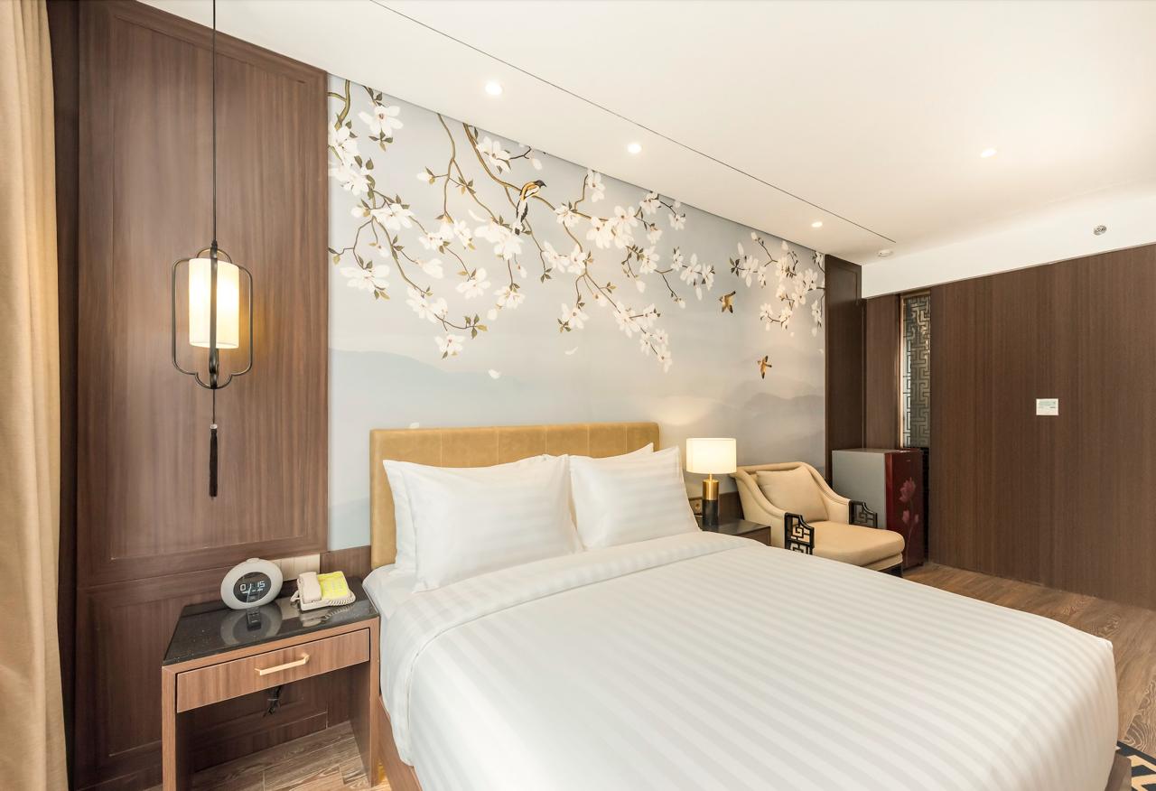 Executive Double Ashley Tang room with a blossom mural