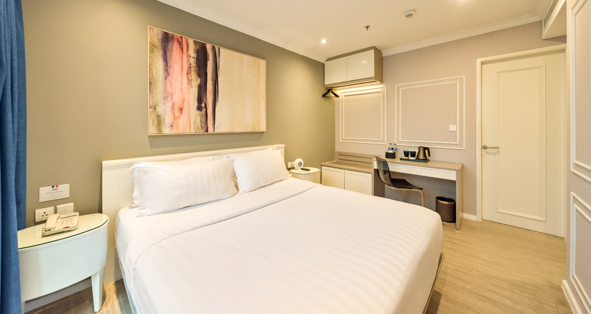 A list of hotel room amenities with icons