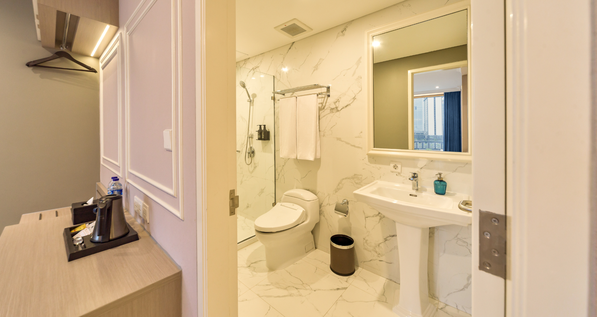 Deluxe queen room at Ashley Hotel Group with seating
