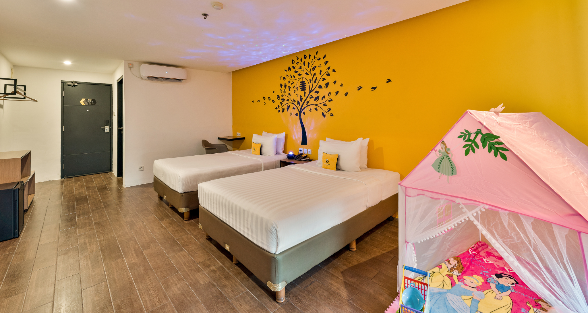 Spacious Family Room at Yellow Bee Tangerang