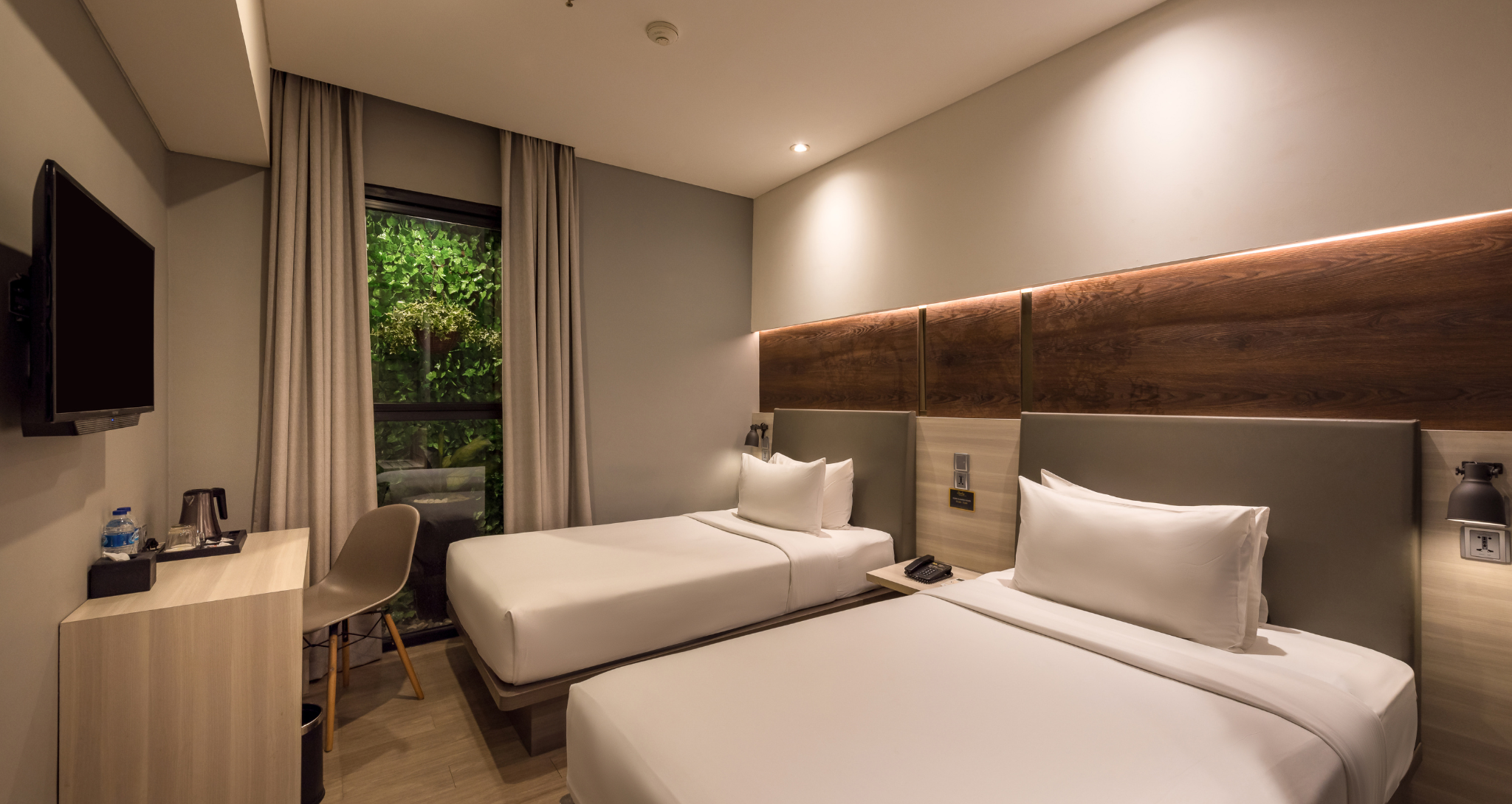 Superior twin room with city view at Ashley Hotel Group