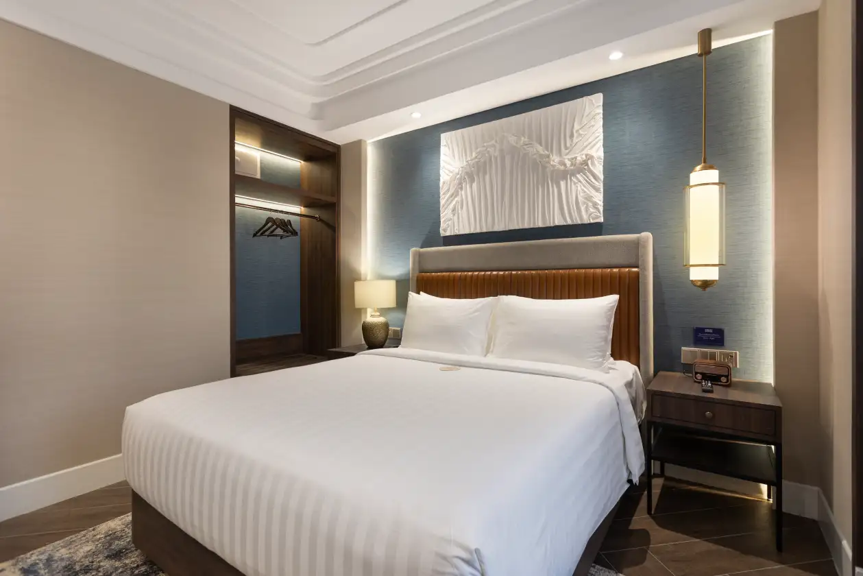 NewAir Deluxe Queen room interior, bed and closet