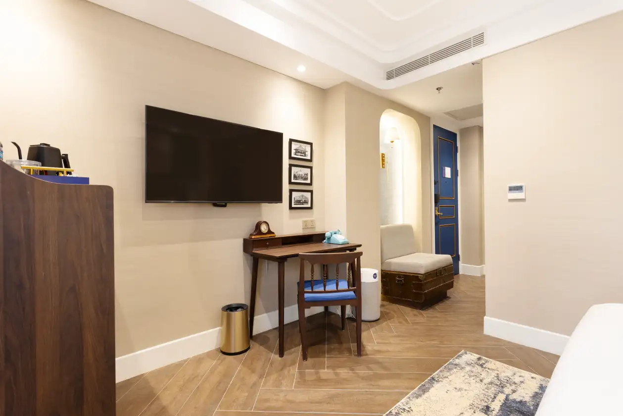 Deluxe Queen room TV desk and vintage decor