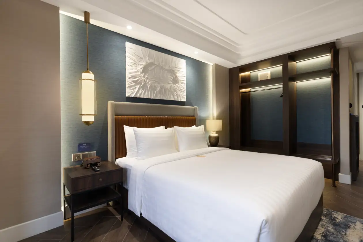 Newair executive queen room bed and lighting
