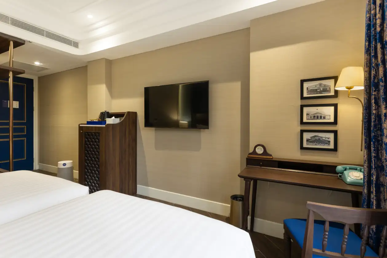Newair Superior Twin room with vintage desk and TV