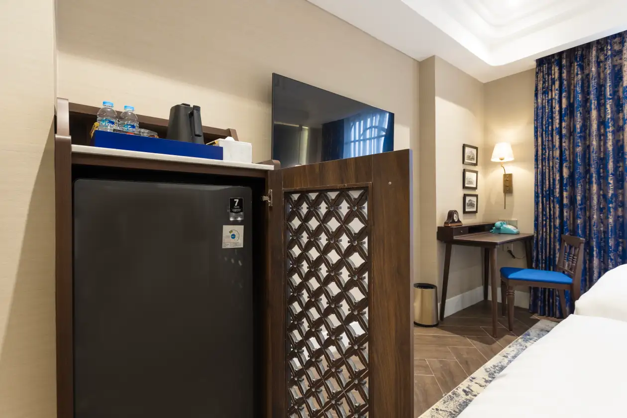 Newair superior twin room minibar and desk